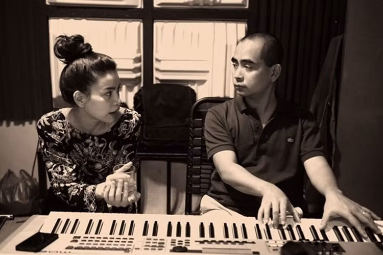 Hà Hồ từng vướng tin đồn tình cảm với Đức Trí (trong ảnh), Huy Tuấn. 2 nhạc sĩ tài hoa này được cho là giúp người đẹp thoát mác chân dài đi hát. Ảnh: Vnmedia