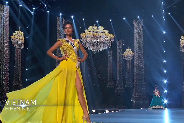 Hoa hậu H'hen Niê khoe làn da nâu, vóc dáng quyến rũ. Thần thái, kỹ năng trình diễn của người đẹp cũng được khen ngợi, đặc biệt màn hất váy khiến fan thích thú.