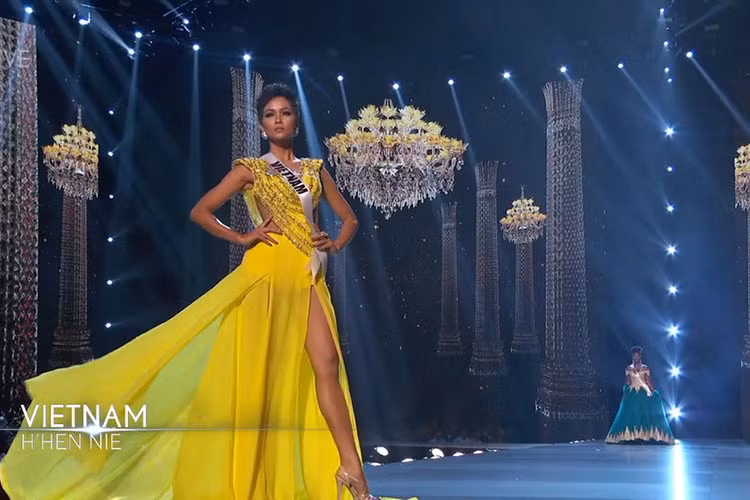 Hoa hậu H'hen Niê khoe làn da nâu, vóc dáng quyến rũ. Thần thái, kỹ năng trình diễn của người đẹp cũng được khen ngợi, đặc biệt màn hất váy khiến fan thích thú.