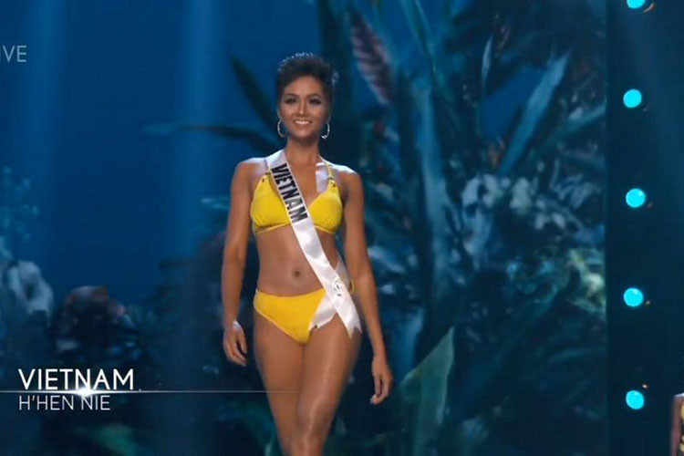 Ở phần thi trình diễn trang phục áo tắm, H'hen Niê cũng làm người hâm mộ nức lòng với những bước catwalk đầy uyển chuyển. Biểu cảm của cô còn biến hóa từ lạnh lùng sang tươi rói.