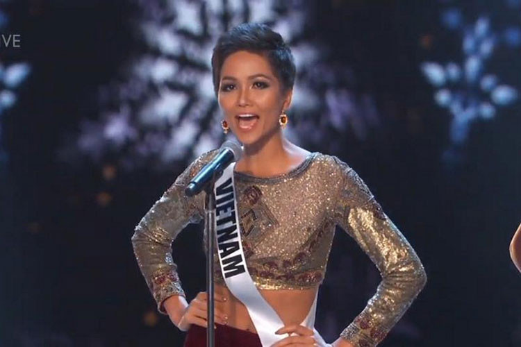 Ở phần giới thiệu, đại diện Việt Nam diện phong cách quần dài.