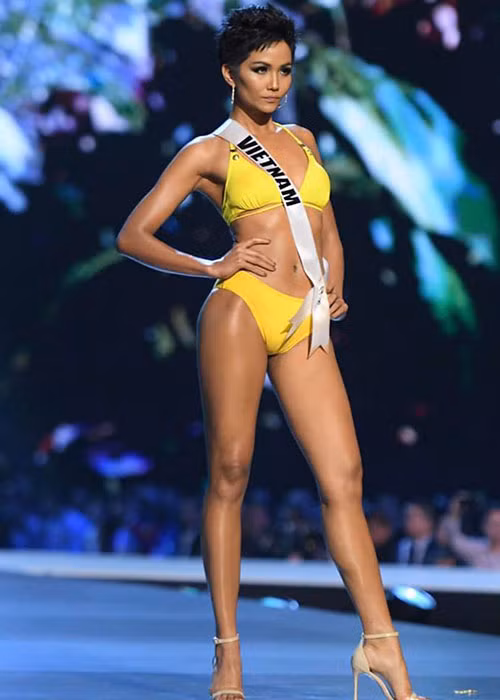 Hình ảnh H'hen Niê khoe trọn vóc dáng săn chắc trong phần thi bikini.