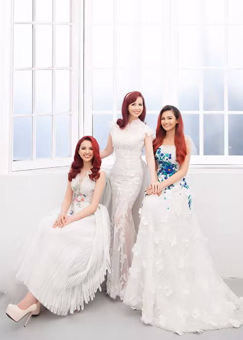 Hoa hậu giỏi ngoại ngữ nhất hạnh phúc bên hai cô con gái xinh đẹp của mình.