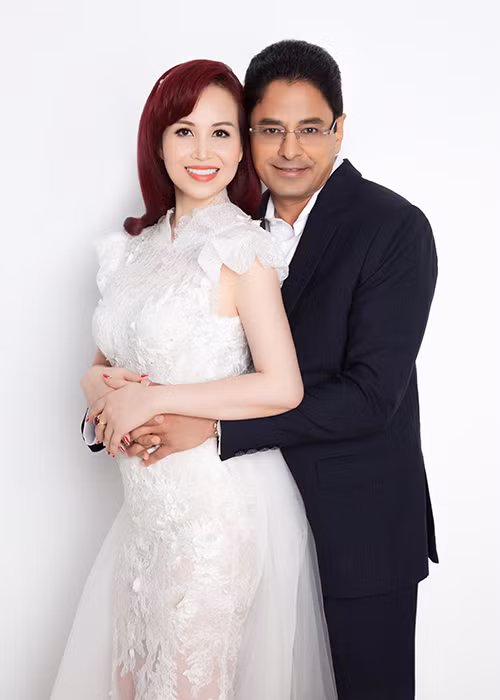 Thông thạo tiếng Anh, Pháp, Nga, Ấn và Thái, năm 2006, Diệu Hoa được ghi vào sách kỷ lục Việt Nam với tư cách "Hoa hậu thông thạo nhiều thứ tiếng nhất"