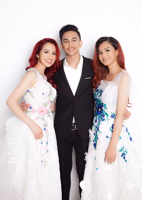 Hoàng Phi năm sau cũng sẽ sang Mỹ học giống hai chị gái.