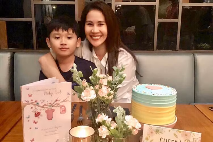 Sau khi ly hôn, Thân Thúy Hà một mình nuôi con trai Duy Anh. Ảnh: FBNV