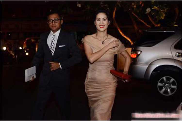 Trong đám cưới của Tăng Thanh Hà ở Việt Nam, Thân Thúy Hà đã đi cùng quý ông lạ mặt này. Ảnh: Infonet