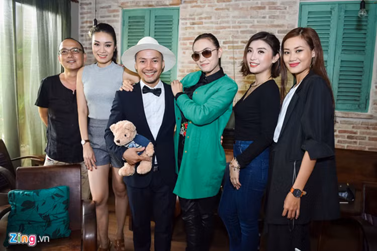 Nữ ca sĩ Minh Thư (thứ hai bên trái) cũng từng là bạn gái tin đồn của Tiến Đạt. Ảnh: Zing