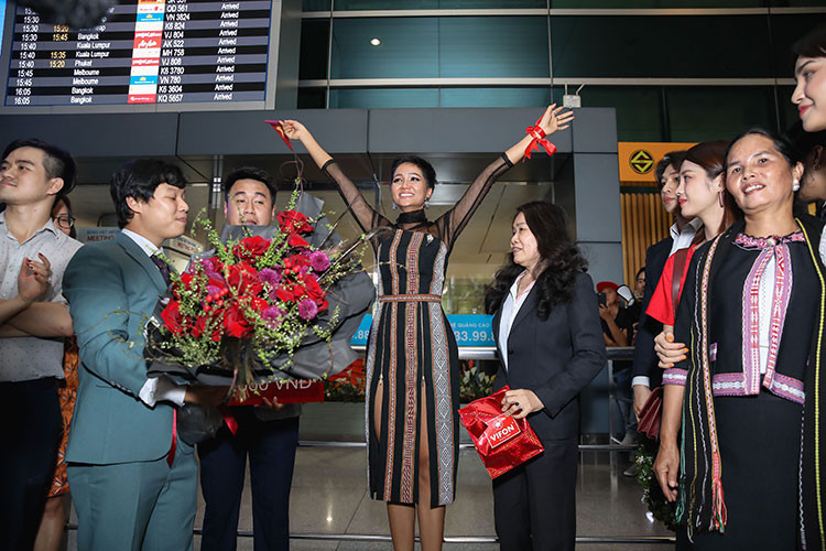 Khi xuất hiện tại sân bay, H’hen Niê vô cùng xúc động trước tình cảm của mọi người.