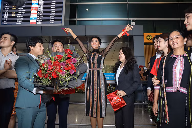 Khi xuất hiện tại sân bay, H’hen Niê vô cùng xúc động trước tình cảm của mọi người.