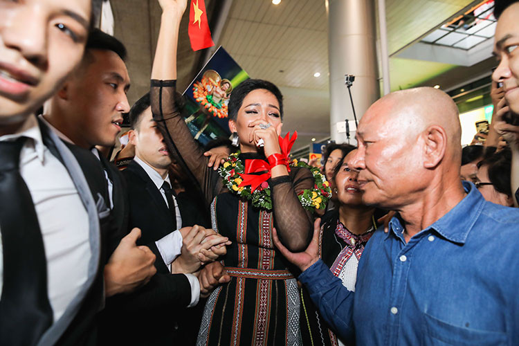 Người đẹp không ít lần bật khóc khi được gia đình, người hâm mộ chào đón.