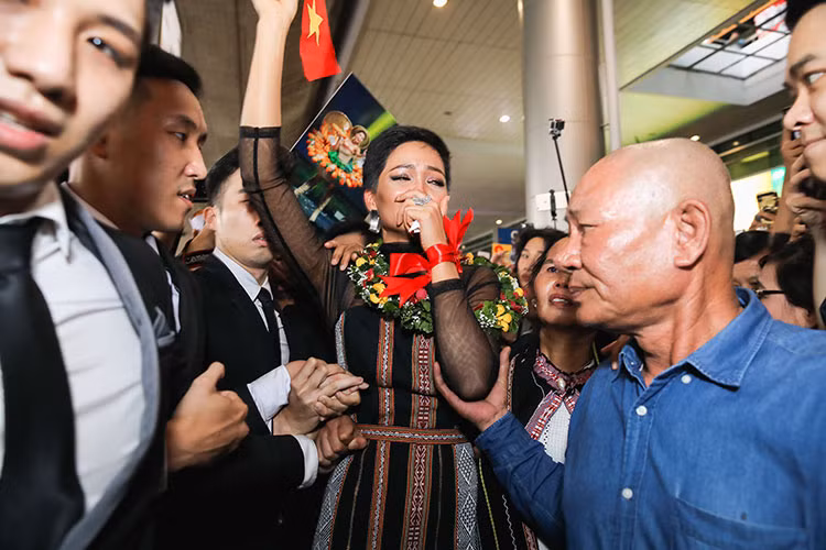 Người đẹp không ít lần bật khóc khi được gia đình, người hâm mộ chào đón.