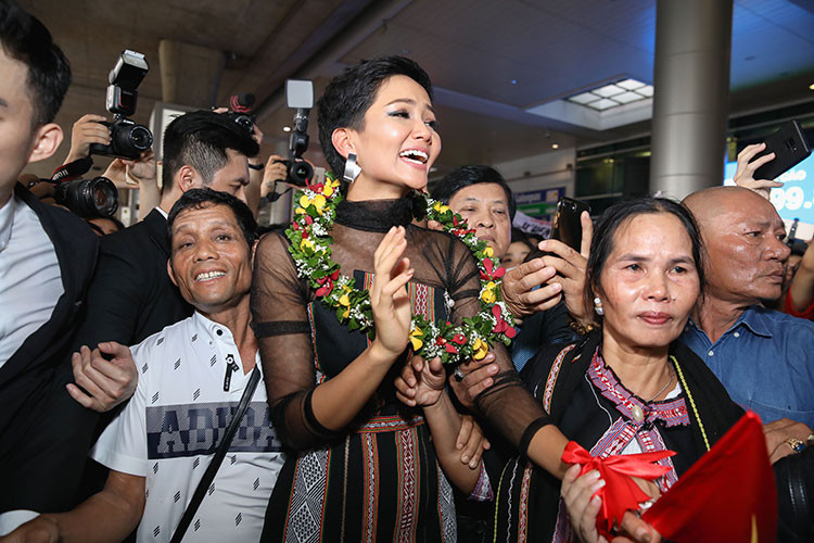 Được biết, 30 người thân của H'hen Niê từ Đắk Lắk bắt xe xuống TP HCM để chào đón người đẹp trở về nước.