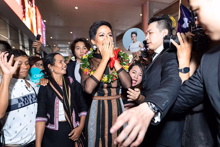 Bố mẹ của H’hen Niê cũng có mặt trên chuyến bay cùng cô trở về Việt Nam.