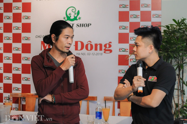 Anh Nghĩa (bên trái), chủ nhiệm CLB Bò sát Hà Nội cho biết, bò sát được chọn làm thú cưng rất đa dạng, nào là rùa, trăn, rắn…nhưng có một nguyên tắc mà CLB của anh và nhiều hội nuôi bò sát khác đều phải tuân thủ, đó là chỉ nuôi những loài không có nọc độc và không có tên trong Sách Đỏ.