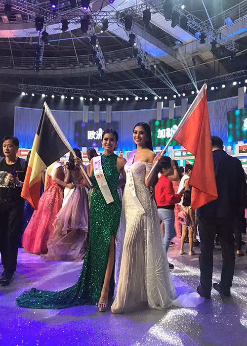 So với người tiền nhiệm Lan Khuê tại cuộc thi Hoa hậu Thế giới 2015 được đánh giá cao về vẻ đẹp hiện đại cùng phong cách trình diễn chuyên nghiệp như siêu mẫu Tiểu Vy lại chưa gây ấn tượng với truyền thông nước ngoài.