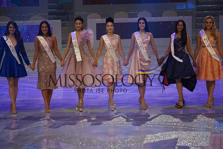 Năm nay format cuộc thi thay đổi, top 30 được chia thành các khu vực. Ở khu vực của Tiểu Vy, có khá nhiều thí sinh nhưng chỉ được chọn 3 người đẹp bước vào top 12.