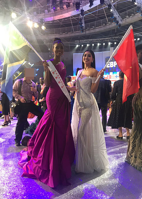 Đánh giá về đại diện Việt Nam năm nay, các chuyên gia sắc đẹp khen ngợi nhan sắc của Tiểu Vy nhưng cần cô bứt phá nhiều hơn, để không bị chìm nghỉm giữa dàn thí sinh tài sắc vẹn toàn.