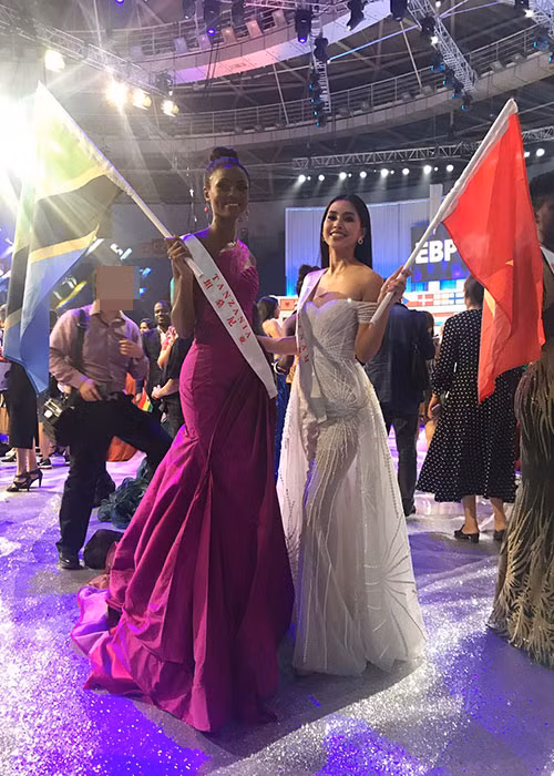 Đánh giá về đại diện Việt Nam năm nay, các chuyên gia sắc đẹp khen ngợi nhan sắc của Tiểu Vy nhưng cần cô bứt phá nhiều hơn, để không bị chìm nghỉm giữa dàn thí sinh tài sắc vẹn toàn.