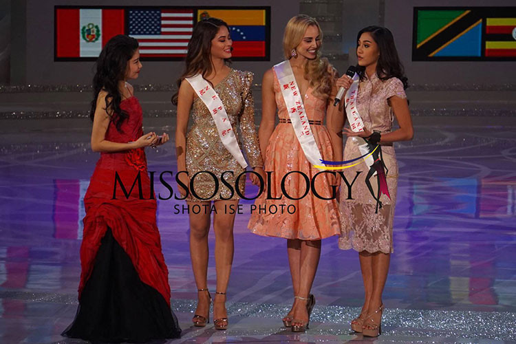 3 thí sinh thuộc khu vực của Tiểu Vy giành vé vào top 12 gồm đại diện Nepal, Thái Lan và New Zealand. Ở phần giao lưu, cả ba người đẹp này đều rất hoạt ngôn.