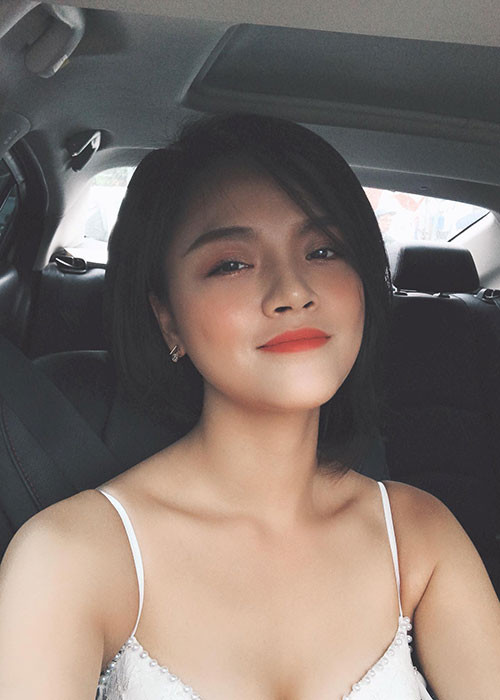 Nữ diễn viên thường chọn trang phục gợi cảm khoe vóc dáng.