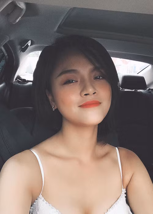 Nữ diễn viên thường chọn trang phục gợi cảm khoe vóc dáng.