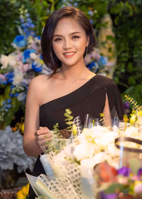 Sau sóng gió hôn nhân tan vỡ vào năm 2015, Thu Quỳnh trở lại với hình ảnh bà mẹ đơn thân quyến rũ.