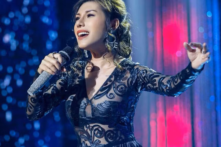 Nữ ca sĩ tự tin diện trang phục gợi cảm trên sân khấu sau ca đặt túi ngực mới.