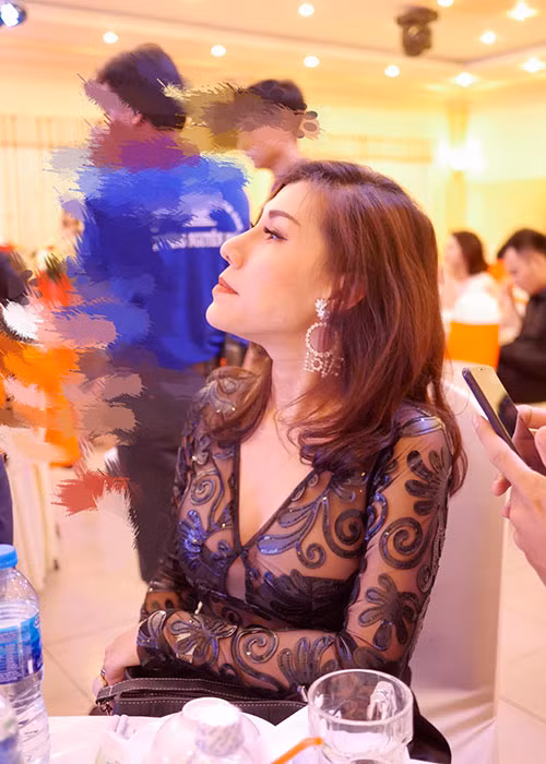 Chỉ sau hơn 15 ngày nằm viện điều trị vì sự cố vỡ túi ngực, Ivy Trần đã đi hát trở lại vì nhớ sân khấu.