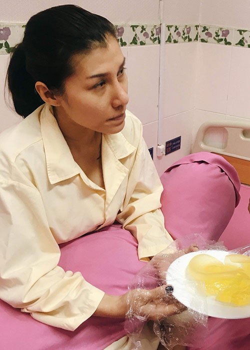 Thời gian điều trị, Ivy Trần không thể đi hát nên gặp nhiều khó khăn về kinh tế. Mời quý độc giả xem clip "Những rủi ro từ phẫu thuật đặt túi ngực". Nguồn Youtube/VTC