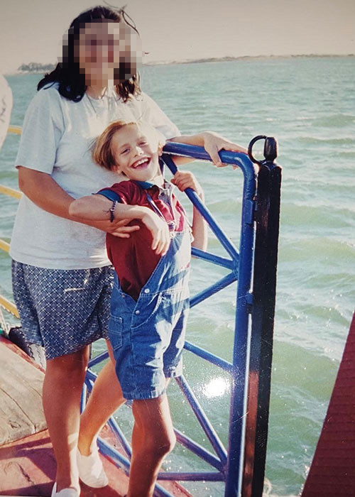 Angela cũng may mắn khi không bị bắt nạt ở trường học vì giới tính của mình.