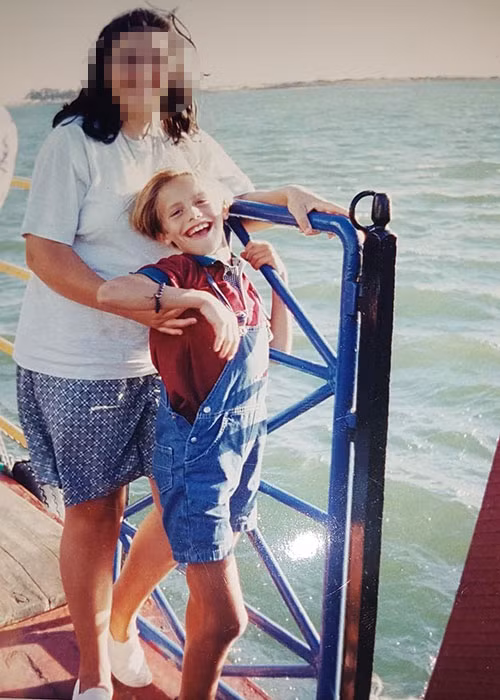 Angela cũng may mắn khi không bị bắt nạt ở trường học vì giới tính của mình.