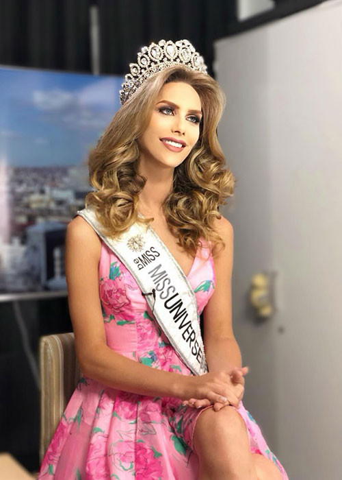 Tại quê nhà, Angela theo đuổi công việc làm người mẫu.