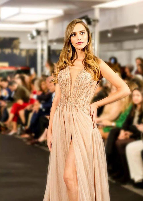 Người đẹp chuyển giới khá đắt show trình diễn thời trang.