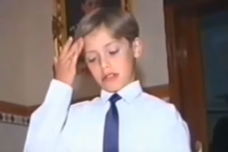 Angela Ponce mê búp bê từ nhỏ. May mắn, cô được gia đình ủng hộ, thậm chí bố của cô còn ngồi chơi búp bê với cô.