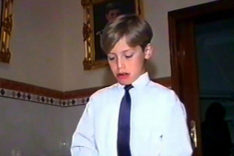 Năm 11 tuổi, người đẹp Tây Ban Nha đã bắt đầu tìm hiểu về việc chuyển giới tính và đấu tranh để sống với con người thật của mình.