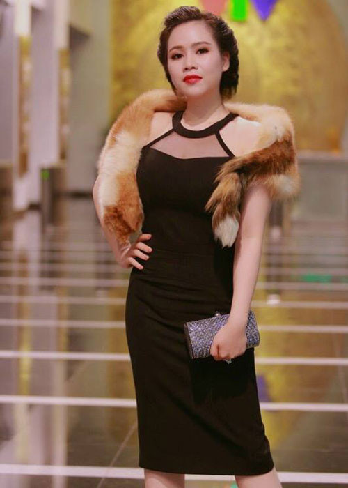 Tham gia các sự kiện, Trương Phương diện trang phục gợi cảm vừa đủ.