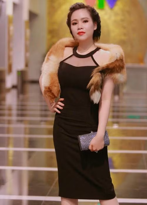 Tham gia các sự kiện, Trương Phương diện trang phục gợi cảm vừa đủ.