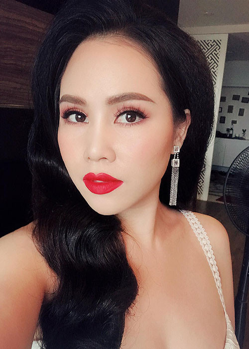 Dự sự kiện hay ở đời thường, Trương Phương đều chuộng váy áo khoe vòng một quyến rũ.