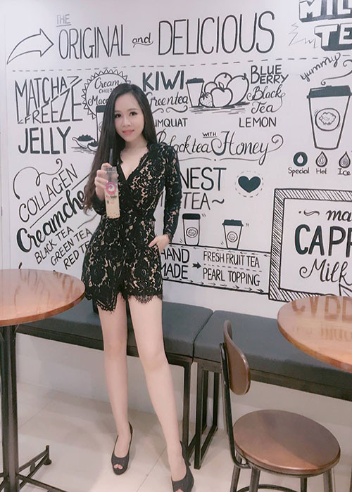 Nữ diễn viên chọn váy áo khéo léo đôi chân thon gọn.