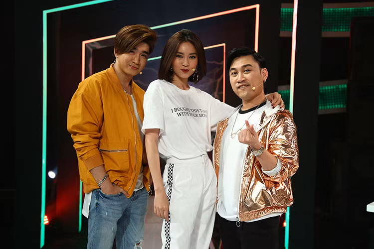 Cùng tham gia một chương trình, cặp đôi tin đồn thường giữ khoảng cách. Ảnh: Công an TP HCM