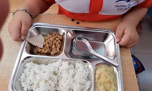 Nha truong noi gi ve suat com 22.000 dong bi phu huynh che it?-Hinh-2