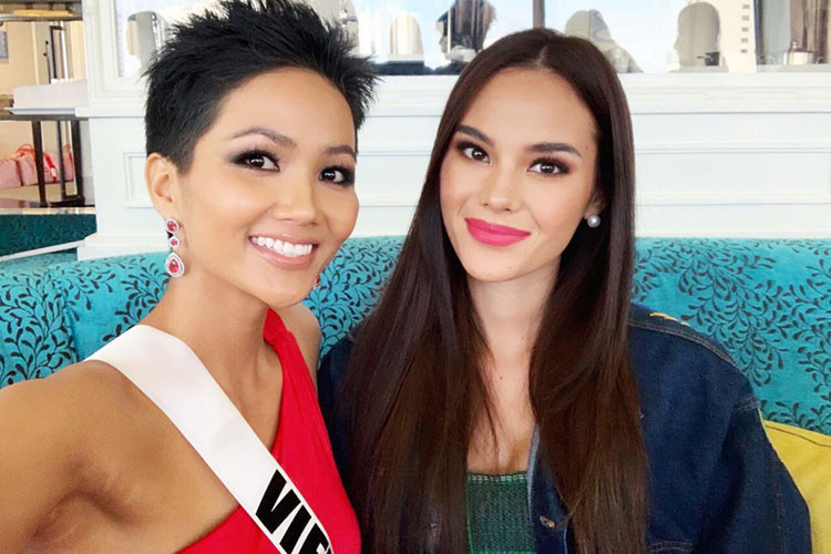 Catriona và H'hen Niê là đối thủ của nhau nhưng cả hai vẫn khá thân thiết.