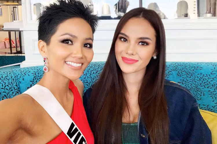 Catriona và H'hen Niê là đối thủ của nhau nhưng cả hai vẫn khá thân thiết.