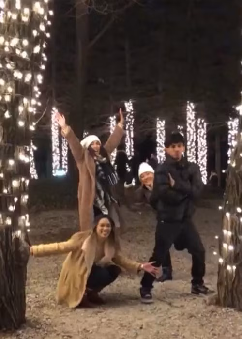 Khoảnh khắc người đẹp vui vẻ bên mẹ và anh trai khi đón Giáng sinh.