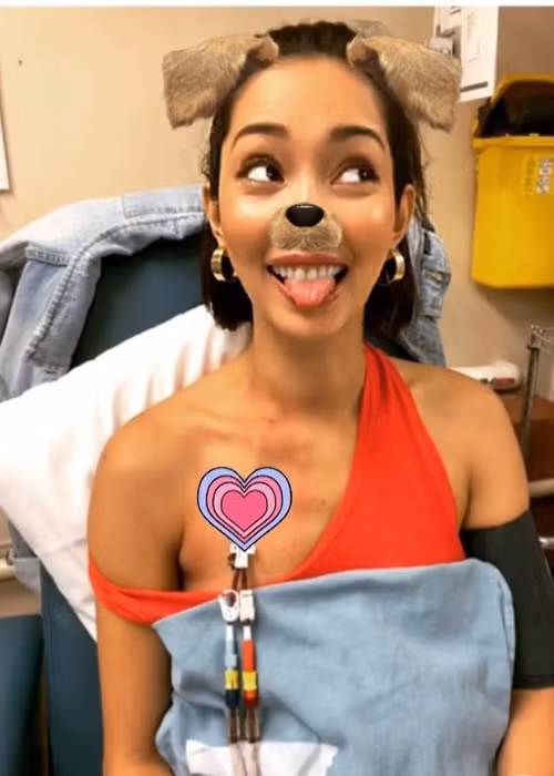 Cách đây ít ngày, Hoa hậu Quốc tế 2013 đăng tải hình ảnh nhí nhảnh khi đến bệnh viện để lọc máu.