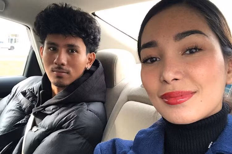 Người đẹp cùng mẹ, anh trai đã chuyển đến Toronto, Canada để điều trị bệnh suy thận.