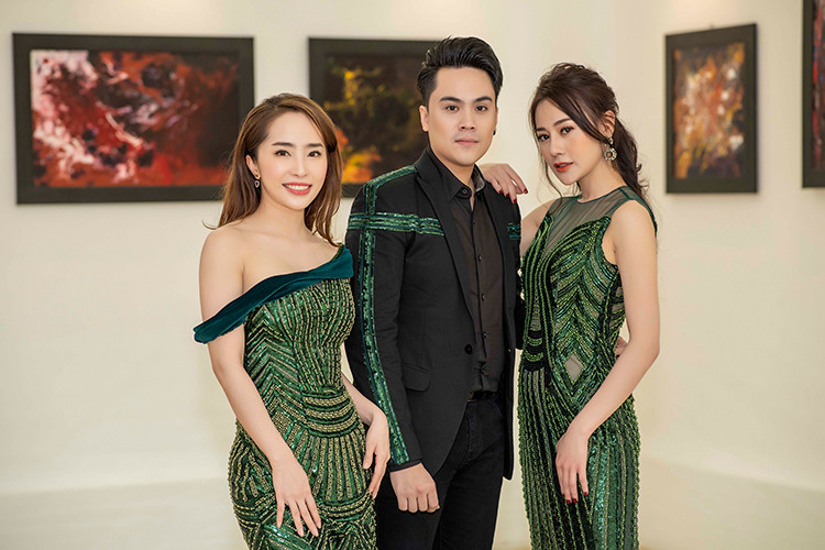 "Cá sấu chúa" Quỳnh Nga tỏ ra khá vui vẻ tại sự kiện sau tin đồn hôn nhân với người mẫu Doãn Tuấn rạn nứt rộ lên gần đây. Hiện, trước nghi vấn tình cảm gặp trục trặc, cặp đôi vẫn chưa lên tiếng.