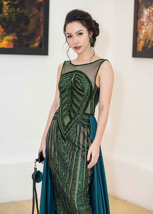 Gần đây, nữ MC vướng tin đồn phẫu thuật thẩm mỹ khi lộ cằm nhọn bất thường.