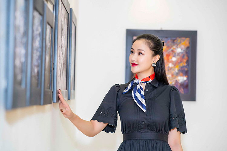 Nhiều mỹ nhân Việt cũng đến xem tranh. Trong ảnh, nữ ca sĩ Maya ngắm các bức tranh được trưng bày.